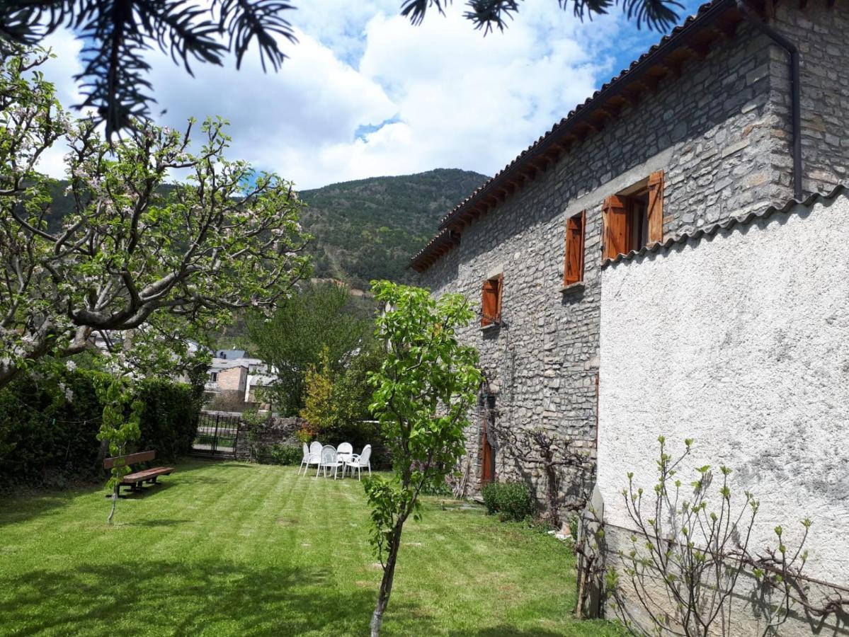 Cirjuana, casa en el centro con agradable jardín y barbacoa Biescas (Aragon) Exterior foto